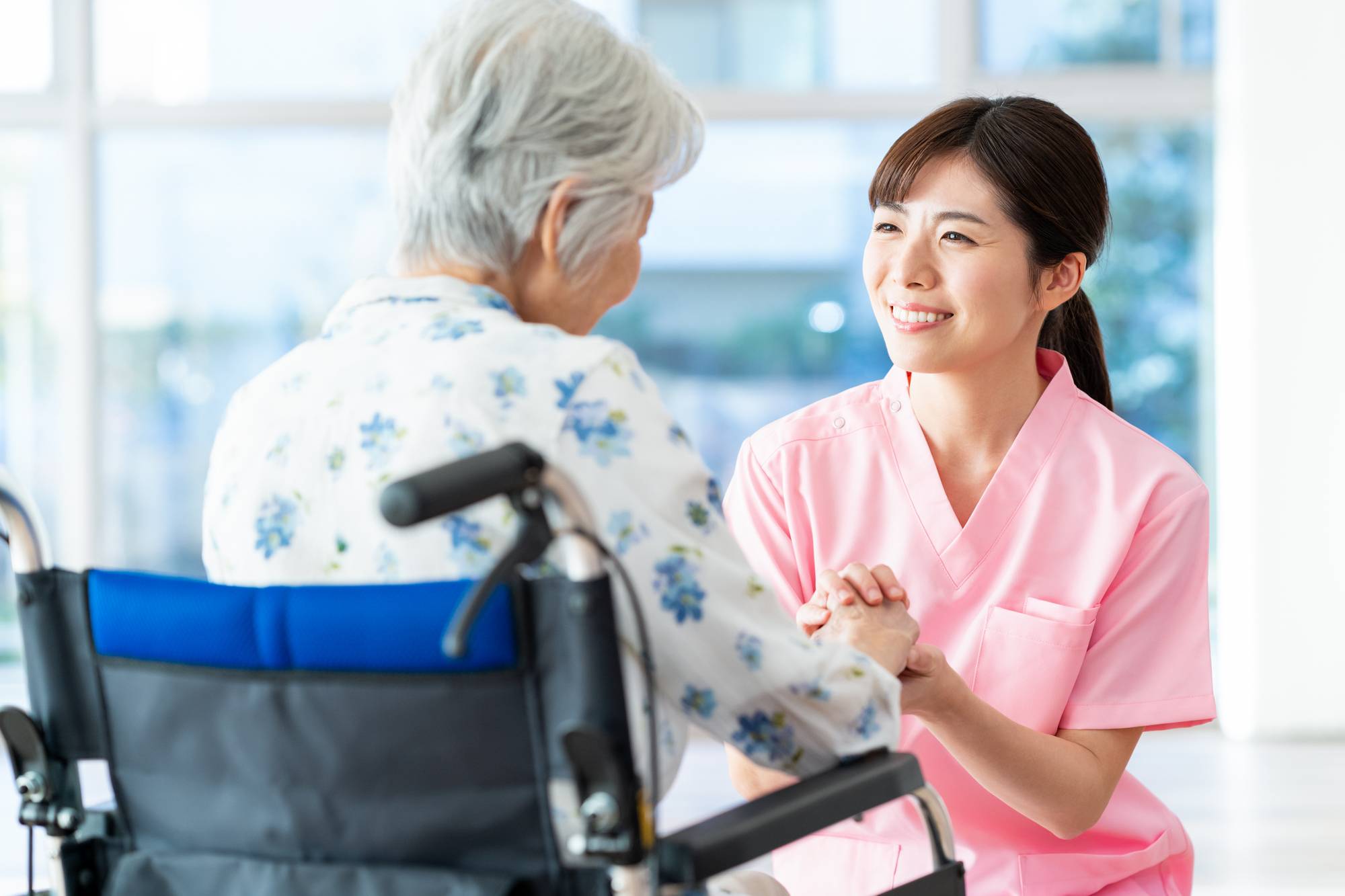 介護マニュアルのICT化とは？現場が変わる動画活用術