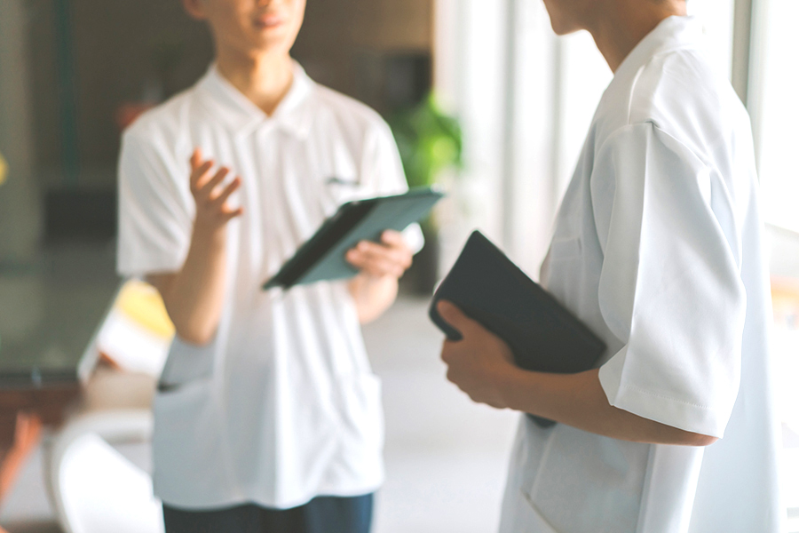 介護現場の申し送り漏れをゼロにするには？テンプレートと記録管理で安心の引き継ぎを