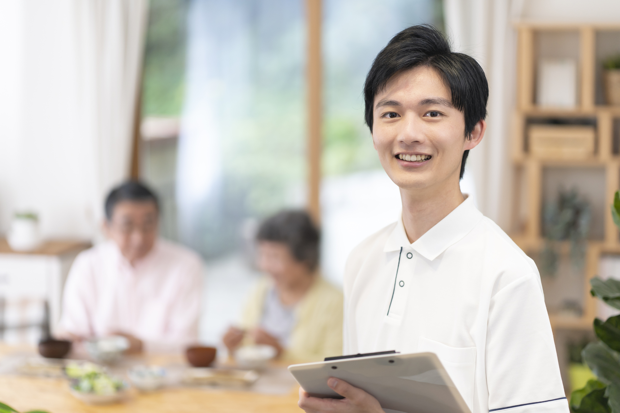 介護記録・申し送りのデジタル化が進む今、介護施設が知るべきICT改革ロードマップ【専門家監修】