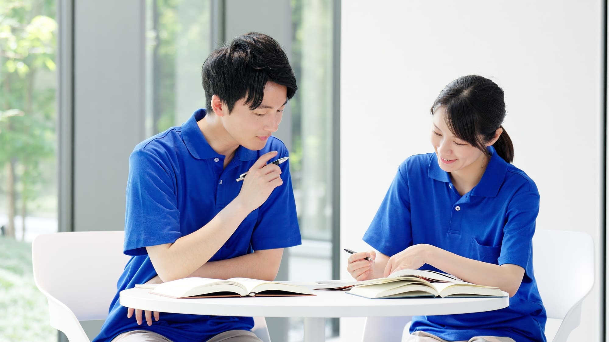 介護現場でのスタッフ間のコミュニケーションイメージ