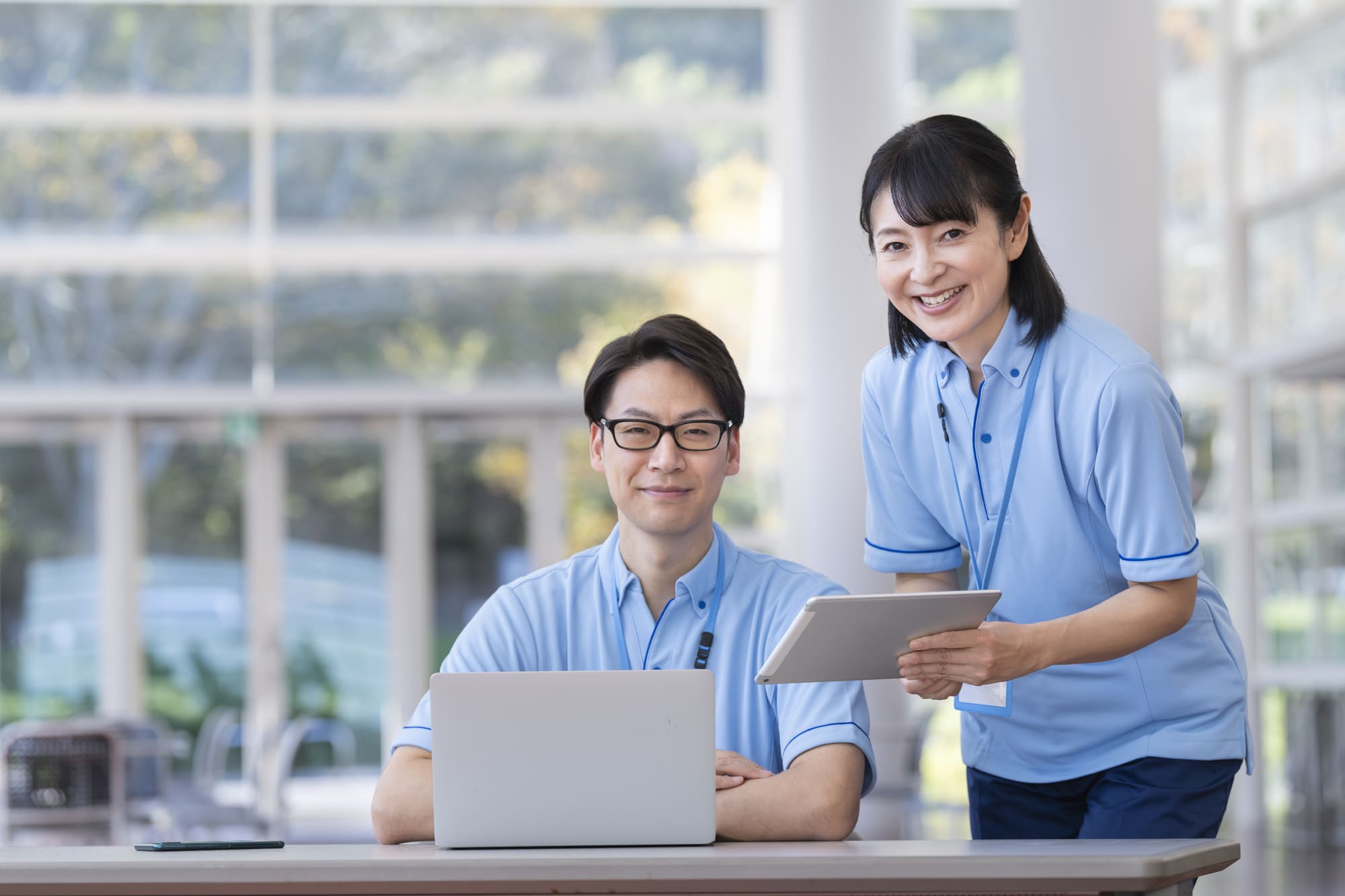 【2025年版】介護記録アプリは無料で十分？おすすめ無料・有料アプリの比較