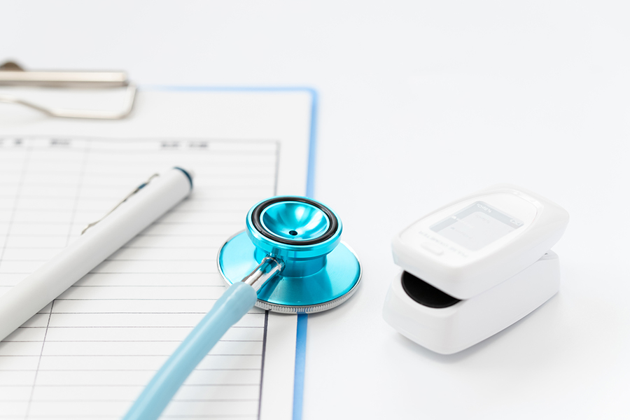 【図解で分かる】バイタルチェックの正しい手順と記録方法｜測定ミスを防ぐ5つのコツと異常値の見極め方