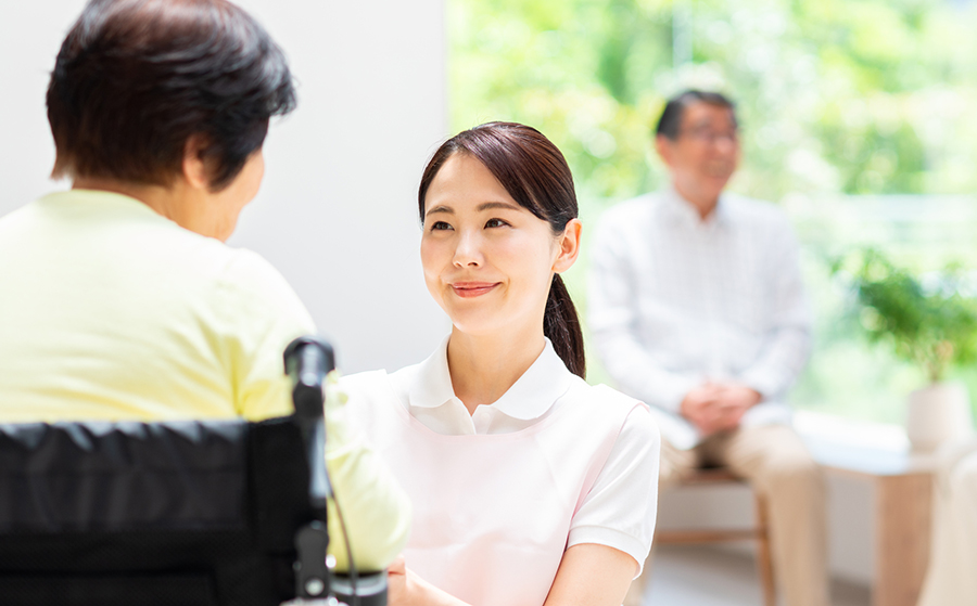 【施設管理者向け】外国人介護スタッフの定着率を上げる5つの方法｜多言語対応ツールで離職率を改善する実践手順