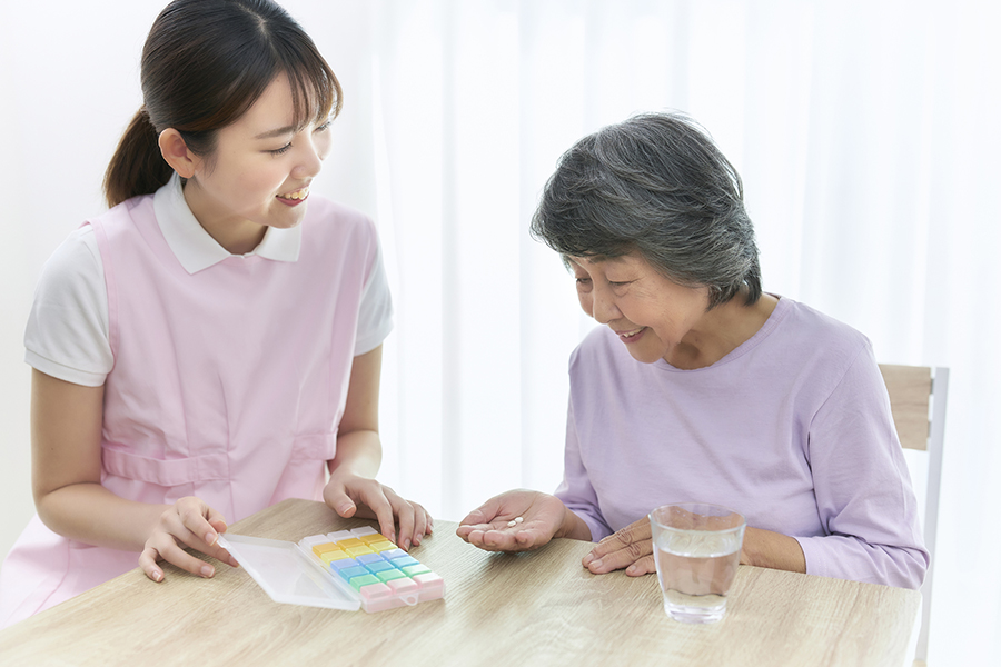 【誤薬ゼロへ】介護施設の服薬介助の正しい手順と確認方法｜チェックリストと記録のポイント