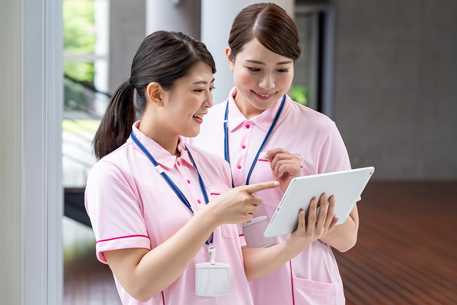 【2026年版】介護施設の情報共有ツール比較7選｜記録・申し送り・マニュアルを一元管理する選び方