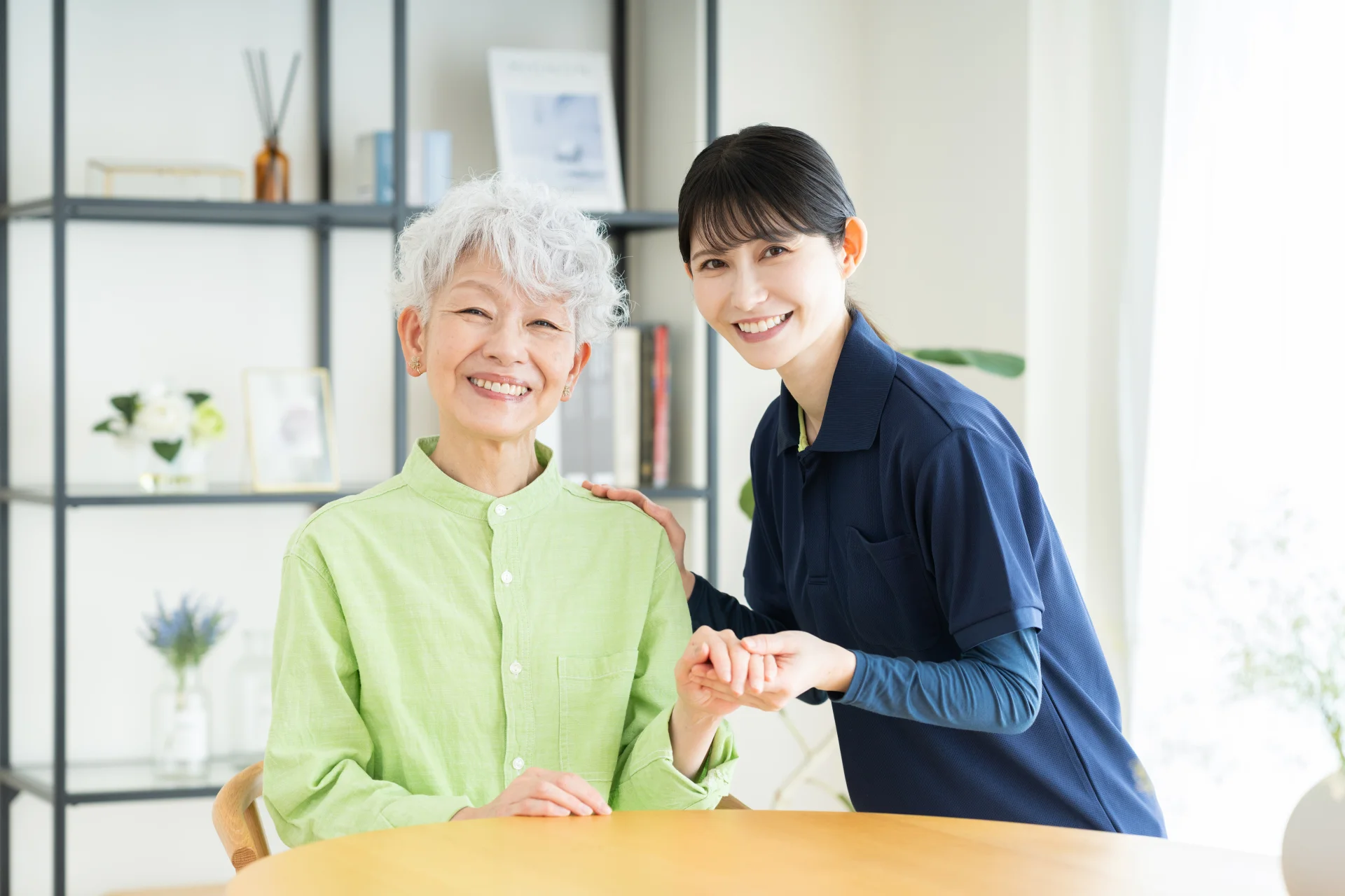 シニア女性に寄り添う介護福祉士（介護記録の書き方のイメージ）